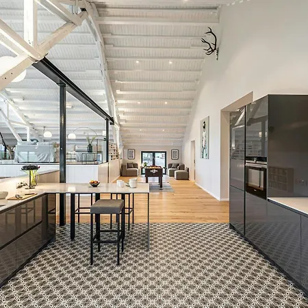 Traditional Architecture Meets Modern Design Casa vacanze *